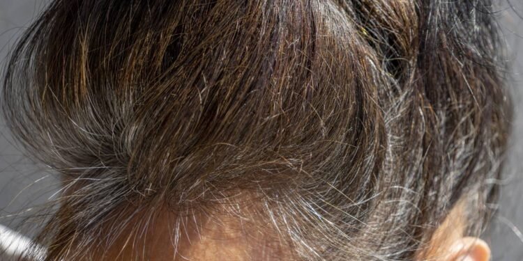 Como cuidar de cabelos grisalhos da forma correta e evitar o amarelado