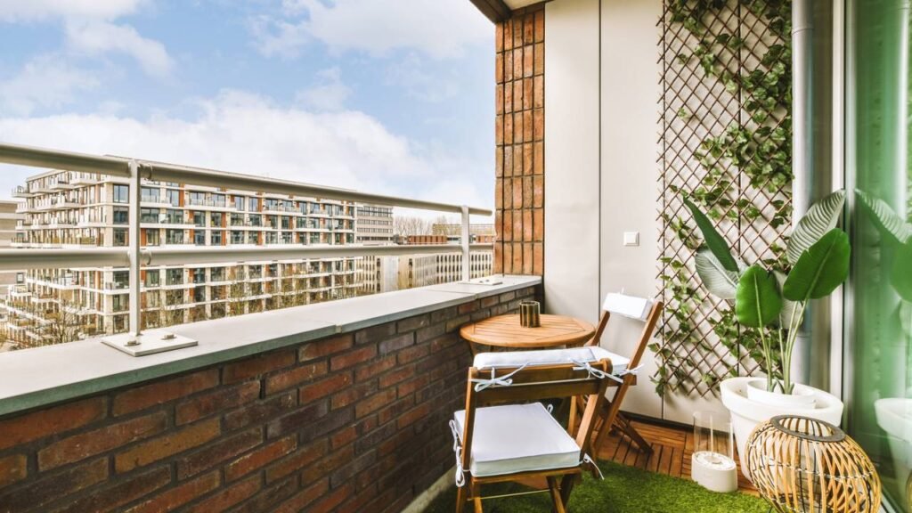 Ela tinha só 2m² e criou o cantinho mais charmoso da casa com plantas e luzinhas