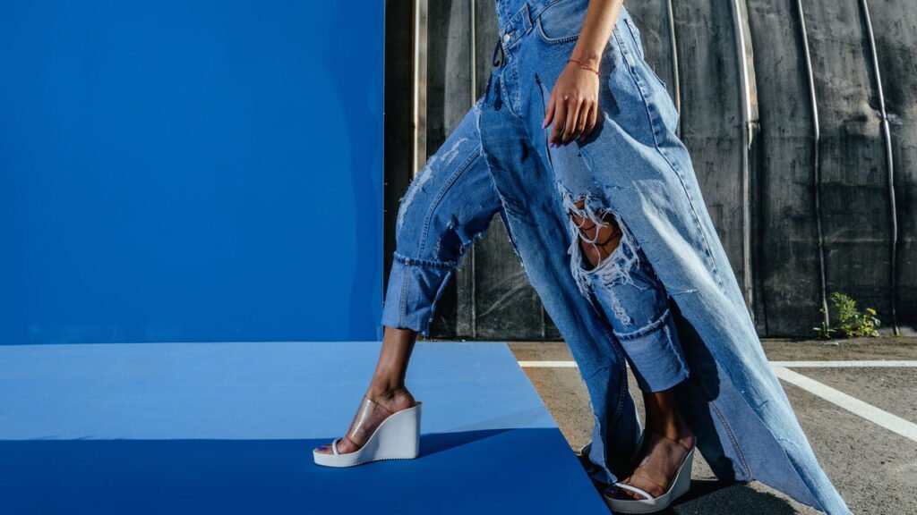 6 sapatos que combinam perfeitamente com jeans dobrado