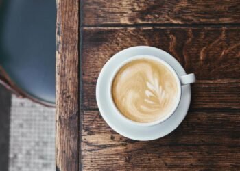 Cappuccino após o almoço faz mal? Nutricionista explica