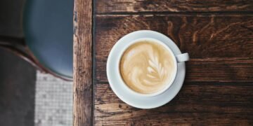 Cappuccino após o almoço faz mal? Nutricionista explica