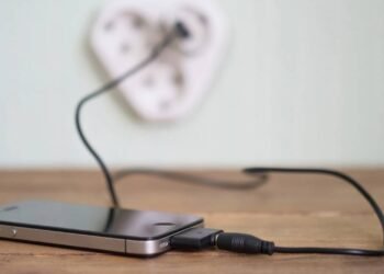 Anatel faz alerta importante sobre o risco de deixar o carregador na tomada