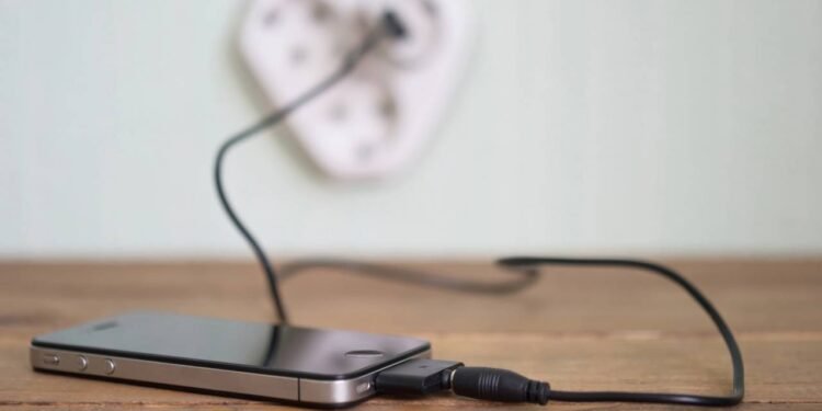 Anatel faz alerta importante sobre o risco de deixar o carregador na tomada