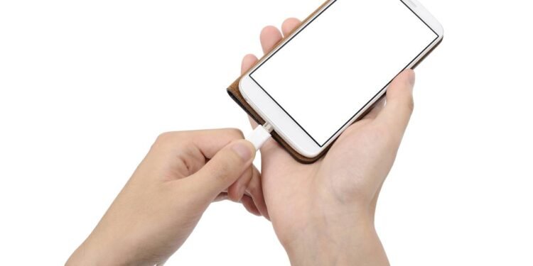 Seu celular não carrega? Veja 6 soluções simples antes da assistência