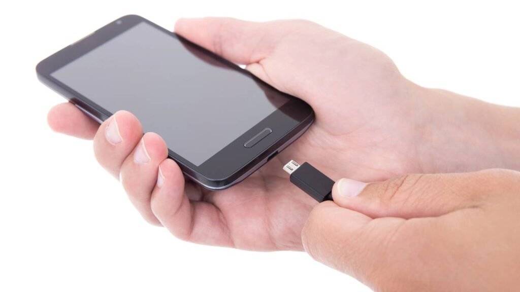 Seu celular não carrega? Veja 6 soluções simples antes da assistência