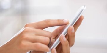 Celular travado? Saiba como reiniciar sem utilizar o botão de liga/desliga