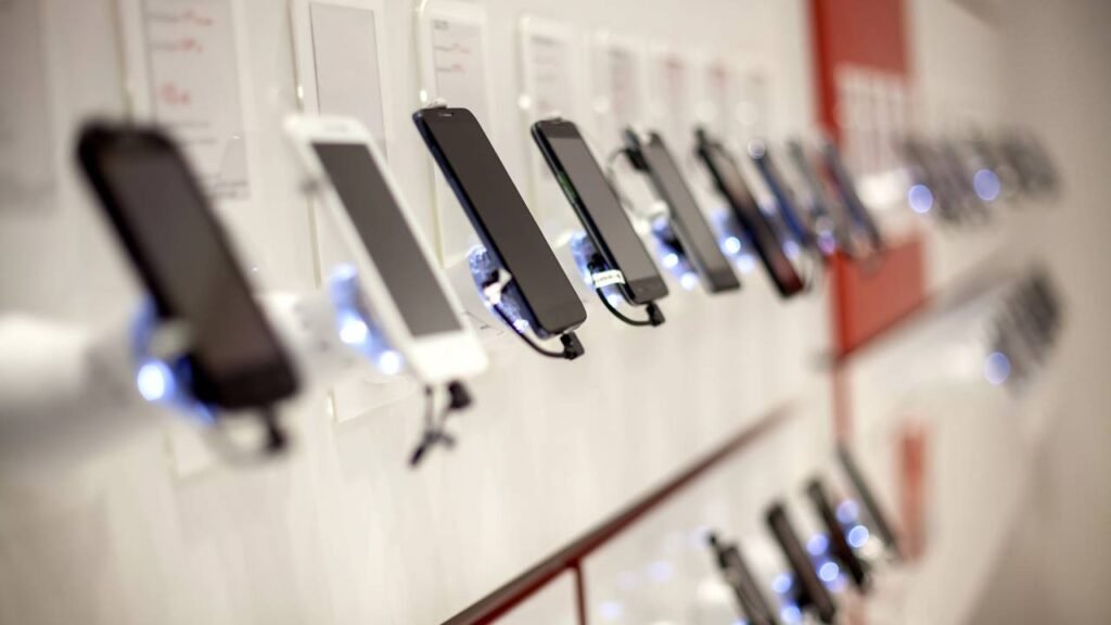 Como conectar o celular à TV com cabo HDMI e ver filmes offline