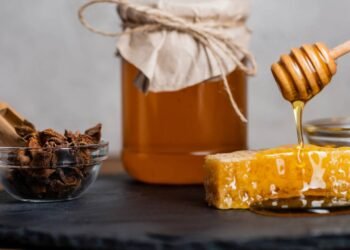 Receita natural com cera de abelha que hidrata mais que cremes caros