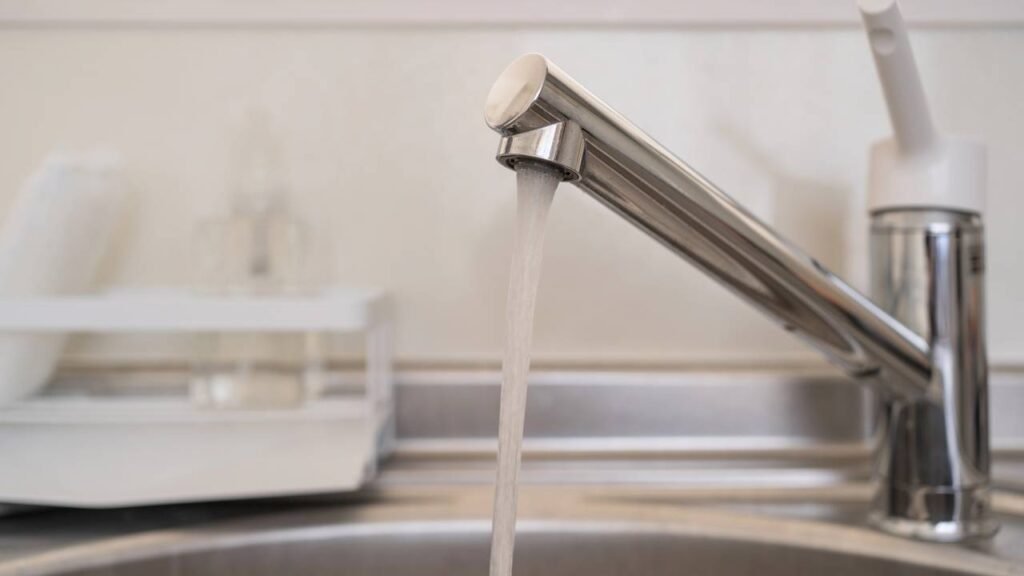 Reduzi minha conta de água em 30% com ajustes que ninguém me ensinou antes