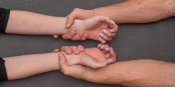 Por que algumas pessoas evitam o contato físico segundo a ciência