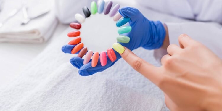 As cores de esmalte da primavera que duram muito e combinam com tudo