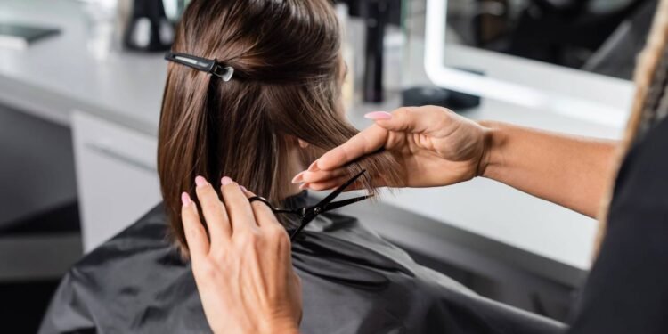 Cortes de cabelo que estão dominando os salões em 2025 com estilo e leveza