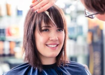 Franja que rejuvenesce e transforma o visual e virou obsessão nos salões