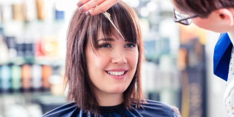 Franja que rejuvenesce e transforma o visual e virou obsessão nos salões