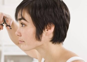 Mulheres 50+ estão apostando nesses cortes curtos e ficando irreconhecíveis