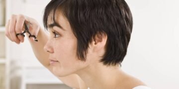 Mulheres 50+ estão apostando nesses cortes curtos e ficando irreconhecíveis