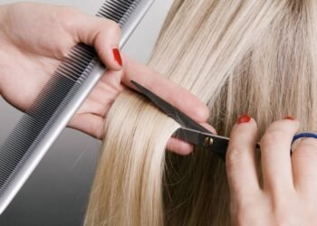 Esses cortes estão fazendo mulheres de cabelo branco parecerem até 10 anos mais jovens