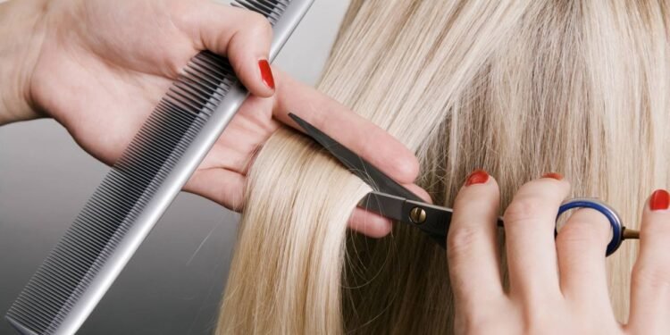 Esses cortes estão fazendo mulheres de cabelo branco parecerem até 10 anos mais jovens