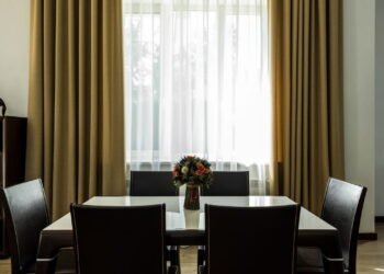 Como acertar na escolha entre cortinas e persianas para sua casa