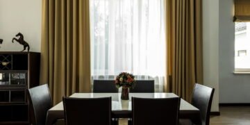 Como acertar na escolha entre cortinas e persianas para sua casa