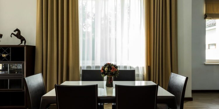 Como acertar na escolha entre cortinas e persianas para sua casa