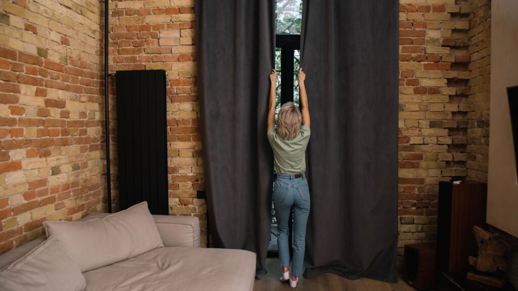 Como transformar simples cortinas em destaque na decoração da casa