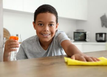 Crianças que ajudam em casa crescem mais felizes e bem-sucedidas
