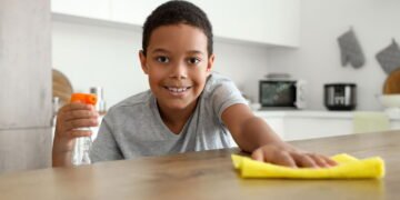 Crianças que ajudam em casa crescem mais felizes e bem-sucedidas