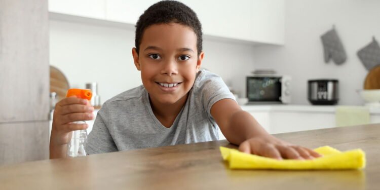 crianças envolvidas em tarefas do lar são mais felizes e bem-sucedidas ao longo da vida - Créditos: depositphotos.com / serezniy