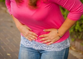 Truques naturais que aliviam cólica sem remédio e sem esforço