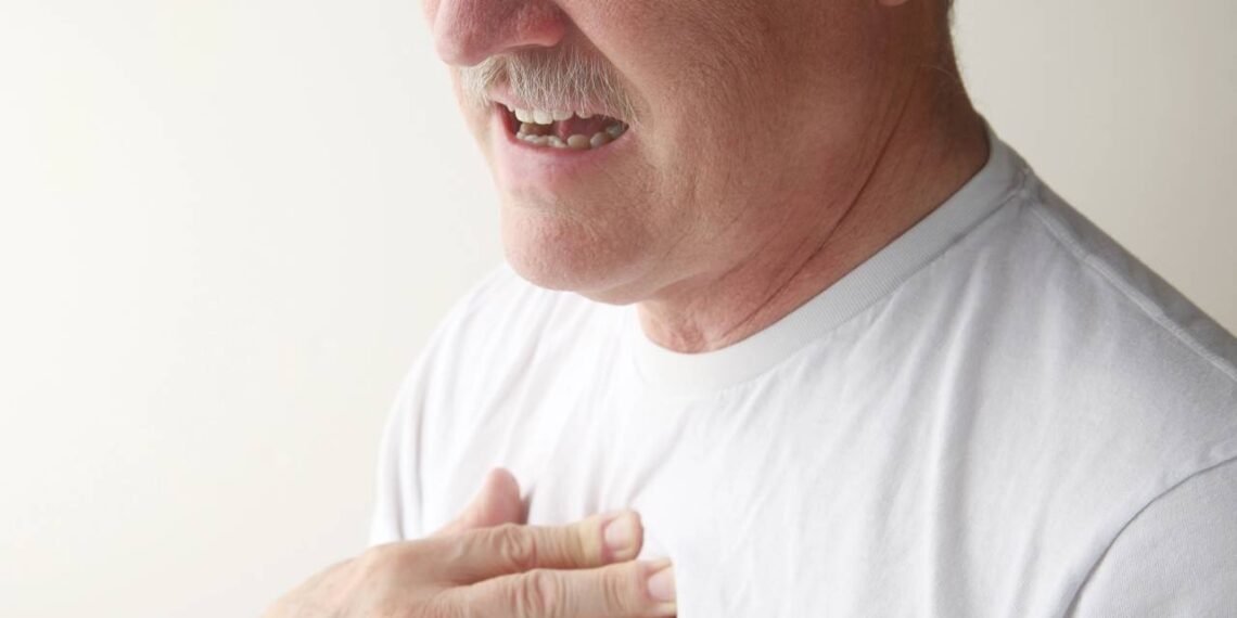 Dor no lado direito do peito é infarto? Entenda - Estado de Minas - Em foco