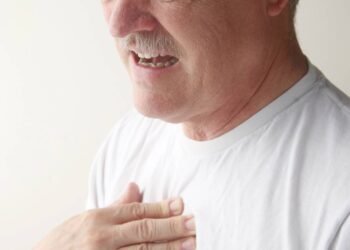 Dor no lado direito do peito é infarto? Entenda