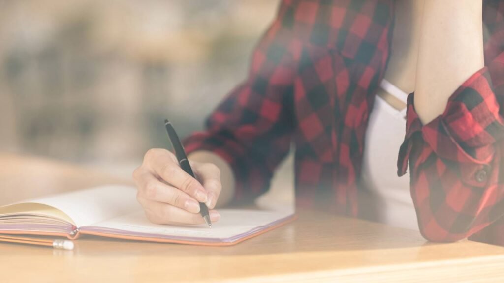 Letra inclinada para a esquerda revela traços profundos da personalidade