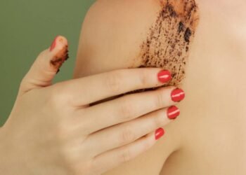 Esse esfoliante caseiro deixou meus joelhos e cotovelos macio na hora