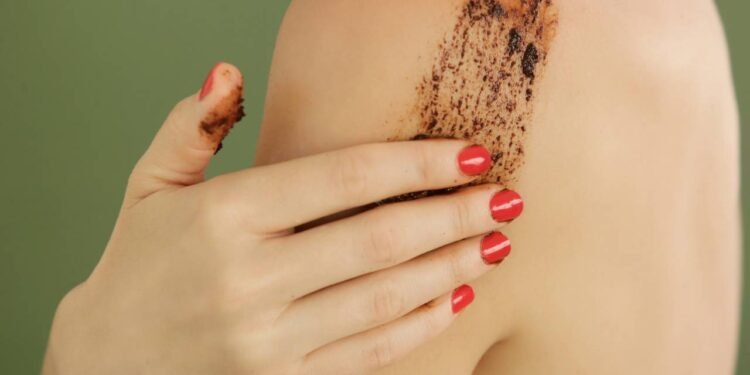 Esse esfoliante caseiro deixou meus joelhos e cotovelos macio na hora