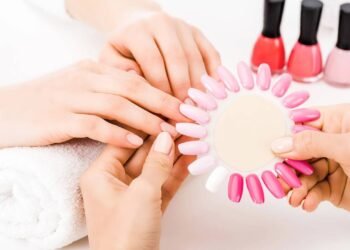 Os tons neutros de esmalte que combinam com todos os estilos