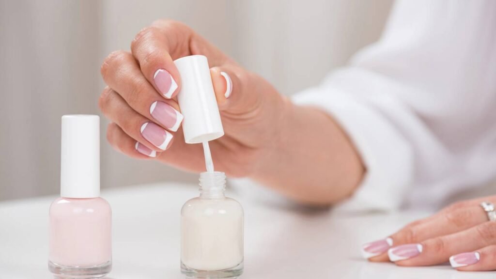 Os tons neutros de esmalte que combinam com todos os estilos