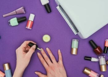 Cores de esmalte que rejuvenescem as mãos e destacam sua beleza