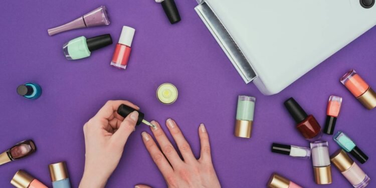 Cores de esmalte que rejuvenescem as mãos e destacam sua beleza
