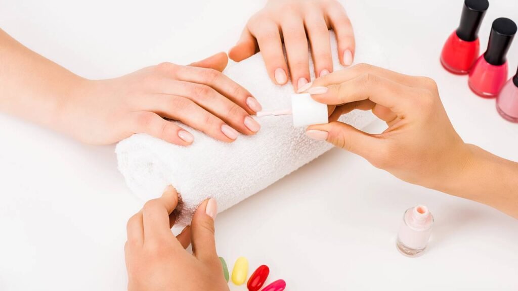 Cores de esmalte que rejuvenescem as mãos e destacam sua beleza