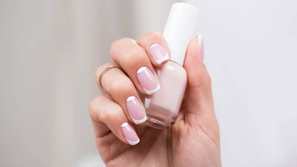 Cores de esmalte que rejuvenescem as mãos e destacam sua beleza