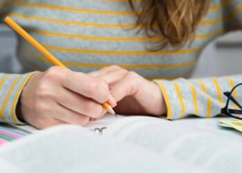 6 signos que precisam de um empurrão do universo para voltar a estudar