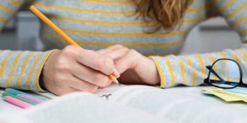 6 signos que precisam de um empurrão do universo para voltar a estudar