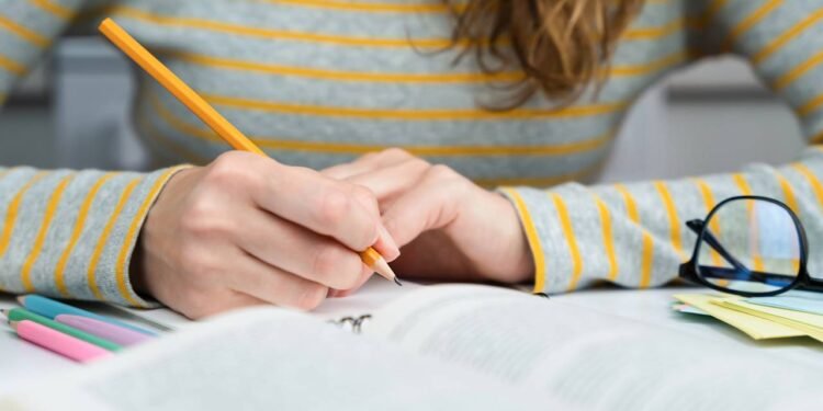 6 signos que precisam de um empurrão do universo para voltar a estudar