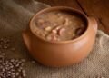Feijão perfeito com sabor caseiro e caldo grosso irresistível