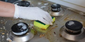 Como remover crosta de gordura do fogão com apenas dois ingredientes