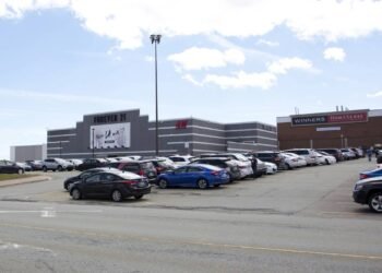 Adeus, famosa marca de roupas do país declara falência e futuro da marca é incerto