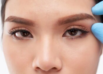 Fique mais jovem com a essa técnica que alonga e levanta o olhar