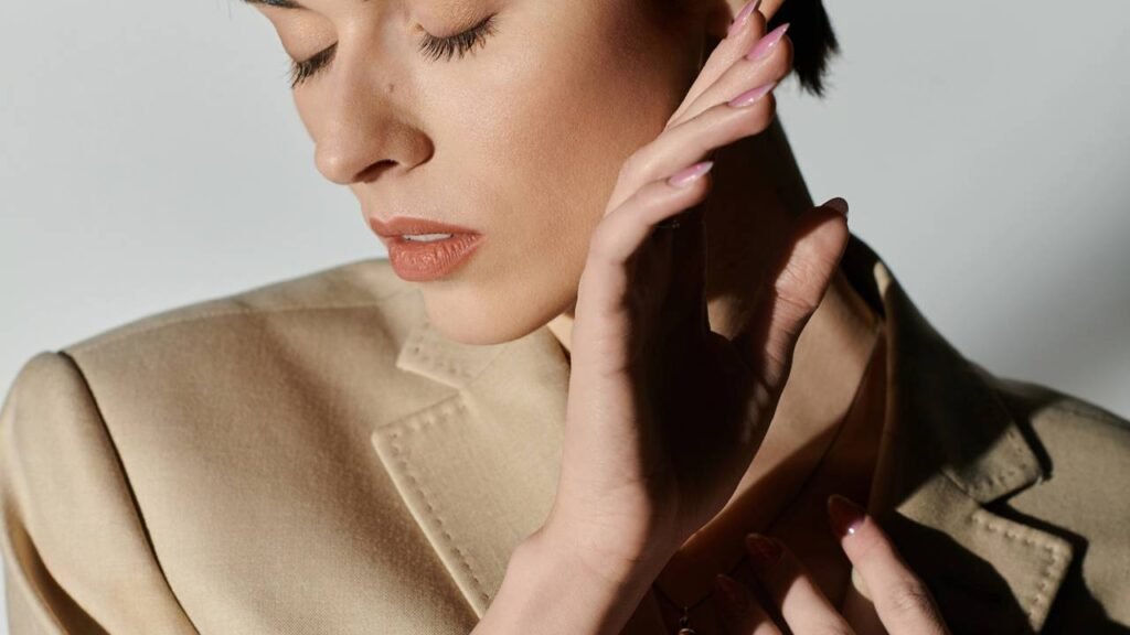 Essa escolha simples de franja pode deixar o rosto mais jovem e harmônico