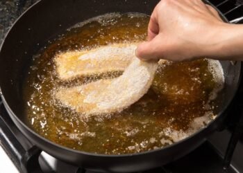 Acabe com o cheiro de fritura da cozinha com apenas 4 ingredientes